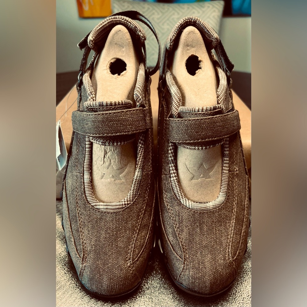 ALLROUNDER- THE NIRO-IN A SAND COLOR BRAND NEW NEVER WORN